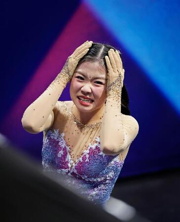 女子フリーの演技を終え、頭を抱えるそぶりを見せる中井亜美＝ミラノ（共同）