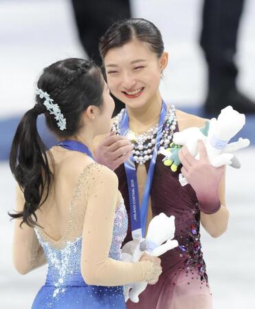 ミラノ・コルティナ五輪　涙をこぼしなごら、笑顔で見つめ合う坂本花織（右）と中井亜美＝ミラノアイススケートアリーナ（撮影・吉澤敬太）