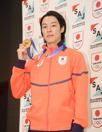 会見する小林陵侑（撮影・石井剣太郎）