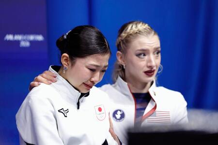 涙ぐみながら女子の順位確定を待つ千葉百音。右はアンバー・グレン＝ミラノ（共同）