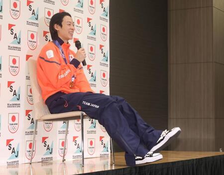 会見する小林陵侑（撮影・石井剣太郎）