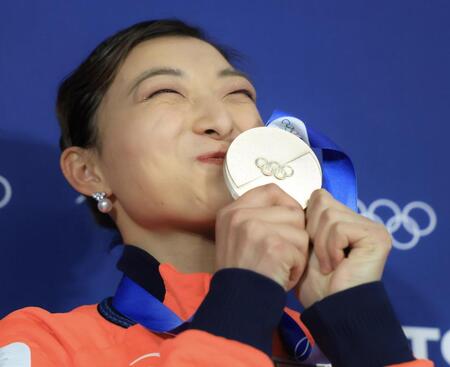 ミラノ・コルティナ五輪　銀メダルにキスをする坂本花織＝ミラノアイススケートアリーナ（撮影・吉澤敬太）