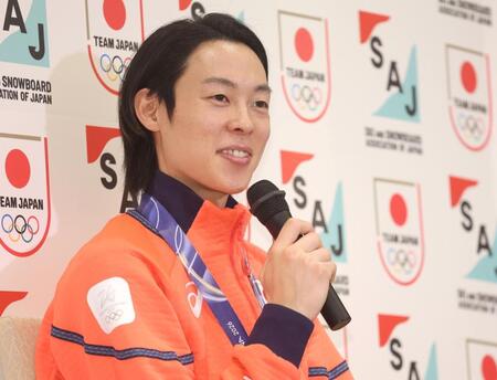 会見する小林陵侑（撮影・石井剣太郎）