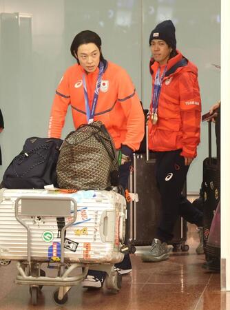 帰国した小林陵侑（左）と二階堂蓮（撮影・石井剣太郎）