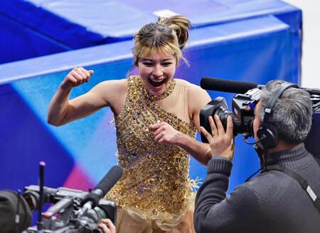 女子フリーの演技を終え、跳びはねて喜ぶアリサ・リュウ＝ミラノ（共同）