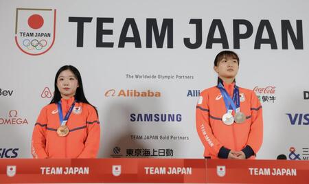 　一夜明け会見する坂本花織（右）と中井亜美（撮影・吉澤敬太）