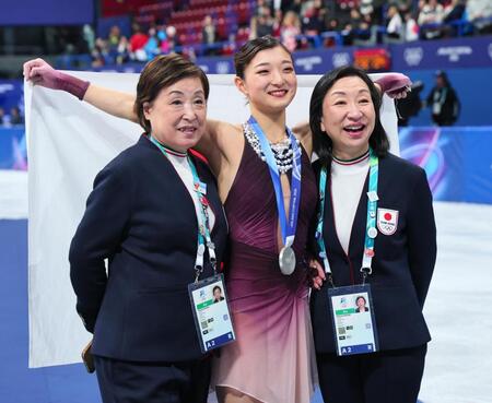 女子で銀メダルを獲得し中野園子コーチ（左）、グレアム充子コーチ㊨と笑顔の坂本花織