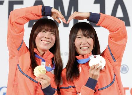 　金メダルを手にハートマークを作る深田茉莉（左）と村瀬心椛（撮影・吉澤敬太）