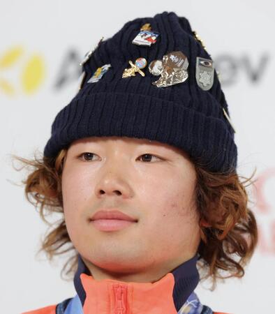 　ピンバッジがたくさんついた帽子を被り会場する長谷川帝勝（撮影・吉澤敬太）