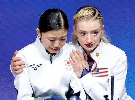 女子フリーの順位確定を待つ間、アンバー・グレン（右）に肩を抱かれる千葉百音＝ミラノ（共同）