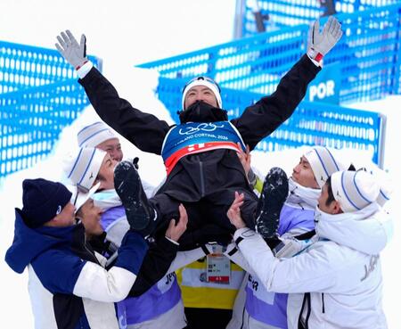 最後の五輪を終え、胴上げされる渡部暁斗＝１９日