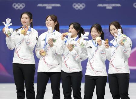 　女子ショートトラック3000ｍリレーで金メダルに輝き喜ぶ韓国チーム＝１８日