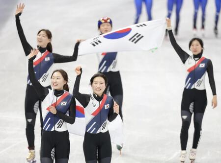 　女子ショートトラック3000メートルリレーで金メダルを獲得した韓国チーム＝１８日