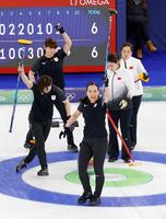 日本－中国　第９エンド、吉村のショットが決まり、喜ぶ近江谷（手前）ら＝コルティナダンペッツォ（共同）