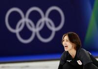 日本－中国　第９エンド、指示を出す吉村＝コルティナダンペッツォ（共同）