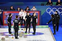 日本－中国　第８エンド、タイムアウトで作戦を練る吉村（左端）ら＝コルティナダンペッツォ（共同）