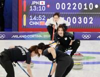 日本－中国　第８エンド、指示を出す吉村＝コルティナダンペッツォ（共同）