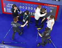 １次リーグ最終戦で中国に勝利し、喜ぶ吉村（左上）ら日本チーム＝コルティナダンペッツォ（共同）