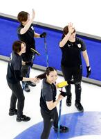 １次リーグ最終戦で中国に勝利し、喜ぶ（右から時計回りに）小谷、近江谷、吉村、小野寺＝コルティナダンペッツォ（共同）