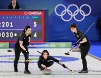 日本－中国　第７エンド、ショットを放つ吉村。左は近江谷、右は小野寺＝コルティナダンペッツォ（共同）