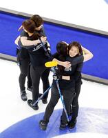 １次リーグ最終戦の中国に勝利し、喜ぶ吉村（右端）ら＝コルティナダンペッツォ（共同）