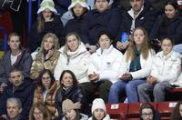 観戦するネーサン・チェン（右から３人目）＝ミラノ・アイススケートアリーナ（撮影・吉澤敬太）