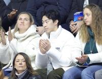 観戦するネーサン・チェン（中央）＝ミラノ・アイススケートアリーナ（撮影・吉澤敬太）