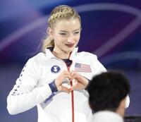 リンクに登場し、ハートマークを見せる米国のアンバー・グレン＝ミラノ・アイススケートアリーナ（撮影・吉澤敬太）