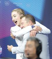 得点を見て驚く米国のアンバー・グレン（左）＝ミラノ・アイススケートアリーナ（撮影・吉澤敬太）