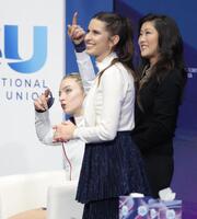 クリスティー・ヤマグチ（右）と盛り上がる米国のアンバー・グレン＝ミラノ・アイススケートアリーナ（撮影・吉澤敬太）