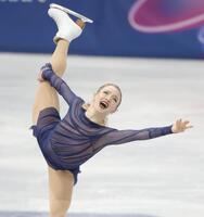 笑顔で舞う米国のアンバー・グレン＝ミラノ・アイススケートアリーナ（撮影・吉澤敬太）