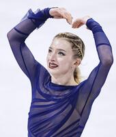 女子フリーの演技を終え、客席に向かいハートマークをつくるアンバー・グレン＝ミラノ（共同）