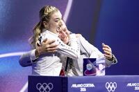 女子フリーの得点を確認し、喜ぶアンバー・グレン（左）＝ミラノ（共同）