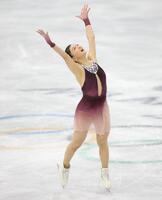 笑顔で演技する坂本花織＝ミラノ・アイススケートアリーナ（撮影・吉澤敬太）