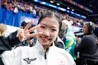 女子で銅メダルを獲得し、笑顔の中井亜美＝ミラノ（共同）