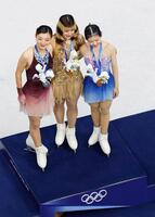 女子の表彰式で笑顔の（左から）銀メダルの坂本花織、金メダルのアリサ・リュウ、銅メダルの中井亜美＝ミラノ（共同）
