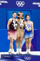 女子の表彰式で笑顔の（左から）銀メダルの坂本花織、金メダルのアリサ・リュウ、銅メダルの中井亜美＝ミラノ（共同）