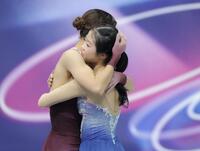 ミラノ・コルティナ五輪　メダルを獲得し、抱き合う中井亜美（手前）と坂本花織＝ミラノアイススケートアリーナ（撮影・吉澤敬太）