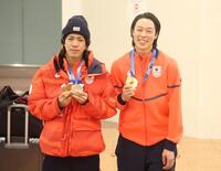 帰国した二階堂蓮（左）と小林陵侑（撮影・石井剣太郎）