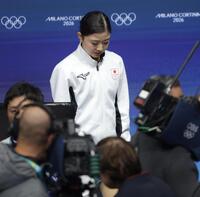 ミラノ・コルティナ五輪　顔を歪めて、３位のウェイティングエリアを離れる千葉百音＝ミラノアイススケートアリーナ（撮影・吉澤敬太）