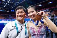 銅メダルを獲得し、トレーナーの渡部文緒さん（左）と記念撮影する中井亜美＝ミラノ（共同）