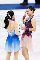 表彰式を終え、涙ぐむ坂本花織。左は中井亜美＝ミラノ（共同）