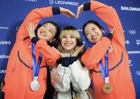 ミラノ・コルティナ五輪　全員でハートマークを作る（左から）坂本花織、アリサ・リュウ、中井亜美＝ミラノアイススケートアリーナ（撮影・吉澤敬太）