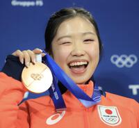 ミラノ・コルティナ五輪　銅メダルを手にウインクする中井亜美＝ミラノアイススケートアリーナ（撮影・吉澤敬太）