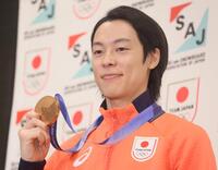 メダルを披露する小林陵侑（撮影・石井剣太郎）