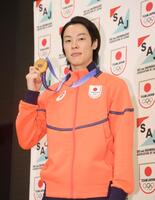 会見する小林陵侑（撮影・石井剣太郎）