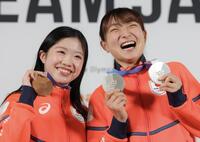 　笑顔でメダルを披露する中井亜美（右）と中井亜美（撮影・吉澤敬太）