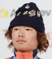 　ピンバッジがたくさんついた帽子を被り会場する長谷川帝勝（撮影・吉澤敬太）