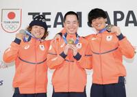 　笑顔でメダルを掲げる（左から）長谷川帝勝、木村葵来、木俣椋真（撮影・吉澤敬太）