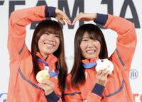 　金メダルを手にハートマークを作る深田茉莉（左）と村瀬心椛（撮影・吉澤敬太）